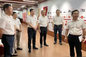 为精神障碍人士眼睛“擦玻璃”的好心人来啦图片