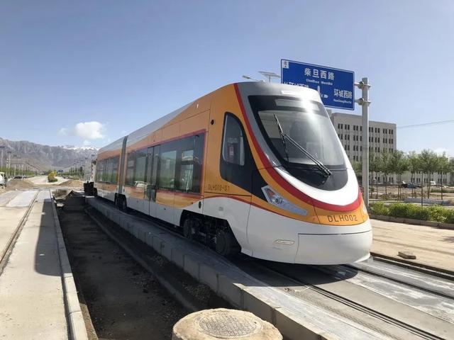 人造古镇和有轨电车，成了地方头疼的“两件套”