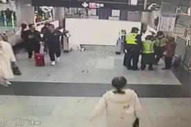老人走失地铁车站，工作人员暖心帮助图片