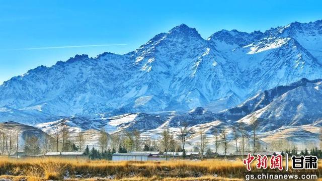 初冬时节祁连山下风景静谧如画
