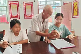 笔墨飘香 老有所乐！叶县这位老人的书法公益课受欢迎图片