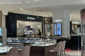 30家门店撑起超30亿元年度营收，已通过港交所上市聆讯 破解老铺黄金的“财富密码”图片