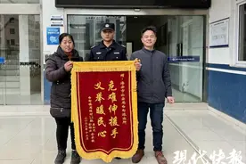 受惊公牛把饲养员拖下河，辅警跳河救人图片