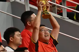 国足迎来18强赛首粒进球，看台球迷狂欢｜图集图片