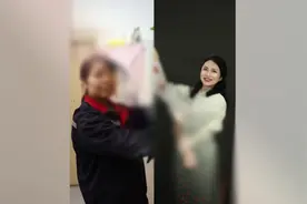 “爆改”后记录最美瞬间！西安高校一学生为学校后勤工作人员献上特殊礼物图片
