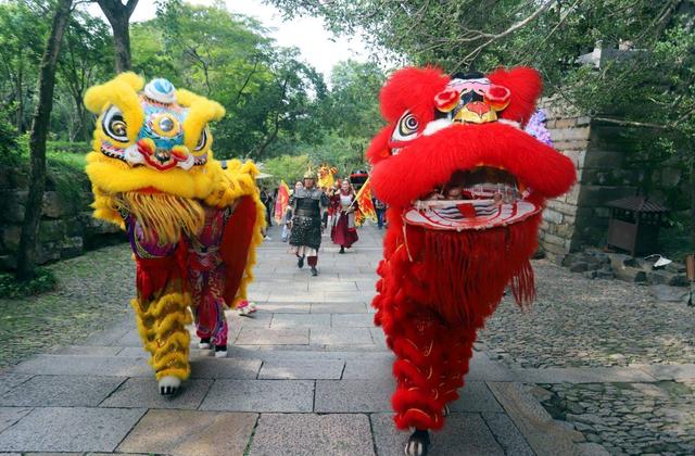 江苏苏州：2025金秋虎丘庙会开幕