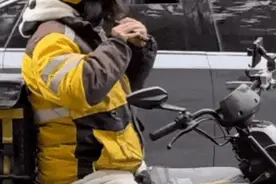 上海市中心街头，外卖小哥等红灯的这幕疯狂刷屏！网友惊了：人才啊图片