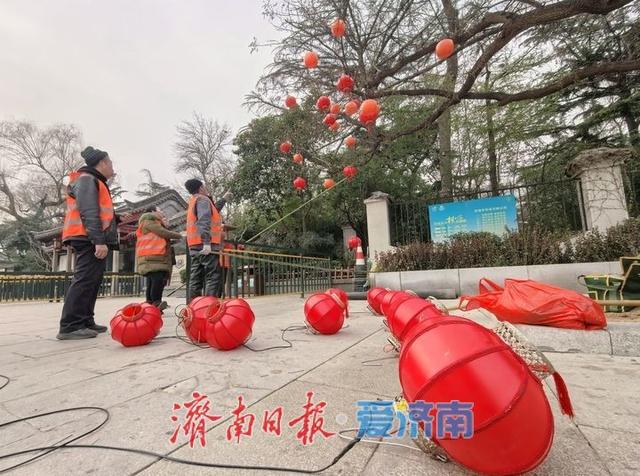 济南天下第一泉迎春花灯会进入安装阶段，园区渐展“奇幻”容颜