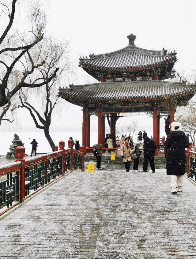 颐和园初雪，洁白冰湖美丽如画
