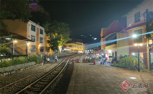 百年米轨铁路焕新颜 云南屏边白河镇铁路集市惊艳开街