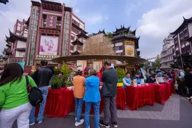 文明一线牵丨党建引领平台联动，豫园商圈志愿服务集市温暖启幕图片