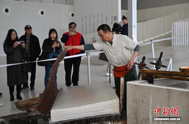 海外华文媒体走进中国宣纸文化园 看宣纸是怎样“炼”成的