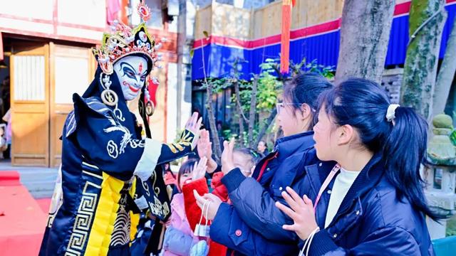 把非遗场景搬进文明集市，好有趣~