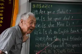 我在现场·照片背后的故事丨“萤火虫”之光，照亮这间“陋室讲堂”图片