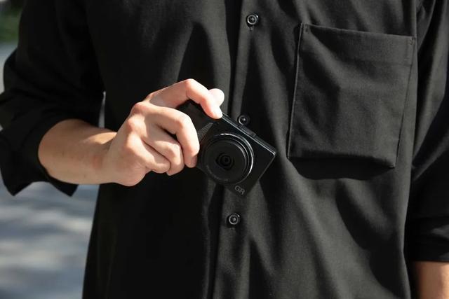 哈苏推出X2D II相机和变焦镜头35-100E｜Insta360发布GO Ultra｜理光发布GR IV和GF-2闪光灯