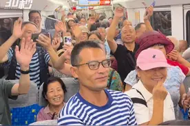 30秒｜轨道交通资阳线今日开通 成资两市市民乘坐首发列车图片
