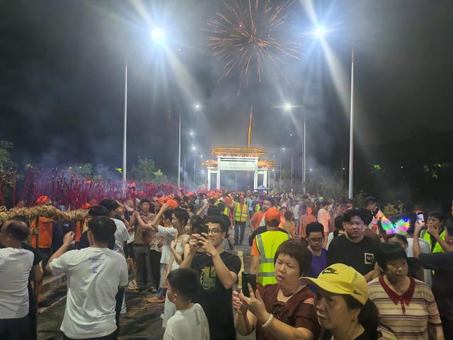 双龙共舞闹中秋，惠东高潭这一晚万人空巷