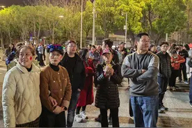 刀郎武汉演唱会落幕：歌迷感谢武汉为演唱会保驾护航，场外歌迷为出场观众让出通道图片