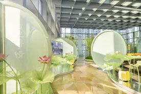 粤剧电影《白蛇传·情》闪现广州太古汇，曾小敏“战袍”亮相图片