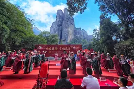 “让女儿来参加我的婚礼！”夫妻峰下，乐清国潮集体婚礼甜度拉满图片