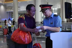 高铁“业务管家”的温暖瞬间图片