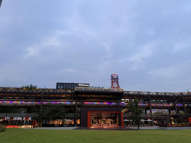 直击服贸会现场！北京首钢园夜景璀璨