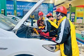 瞭望 | 敢碰“强电”的修车师图片