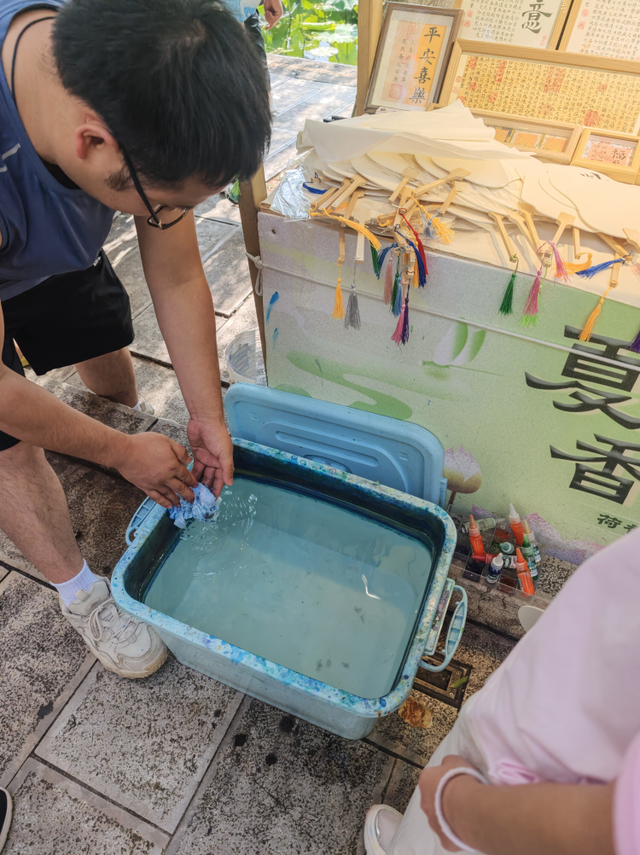 暑期旅游热 带动云南特色商品销售火爆