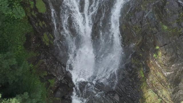 大山藏飞瀑