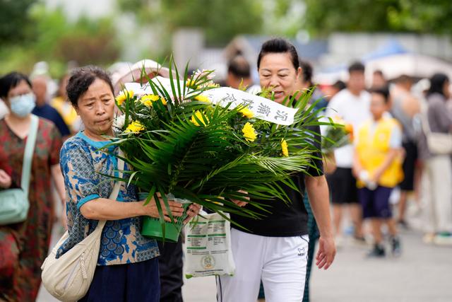 河北唐山：49年的重建与思念