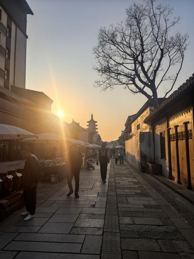 上海新春非遗盛宴启幕，从古镇到商圈“璀璨烟火”点亮马年新春