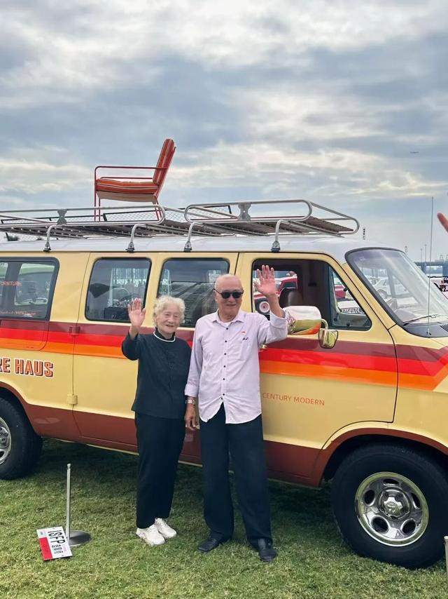 90岁的他火遍全网！网友：这就是爱情最美好的样子……