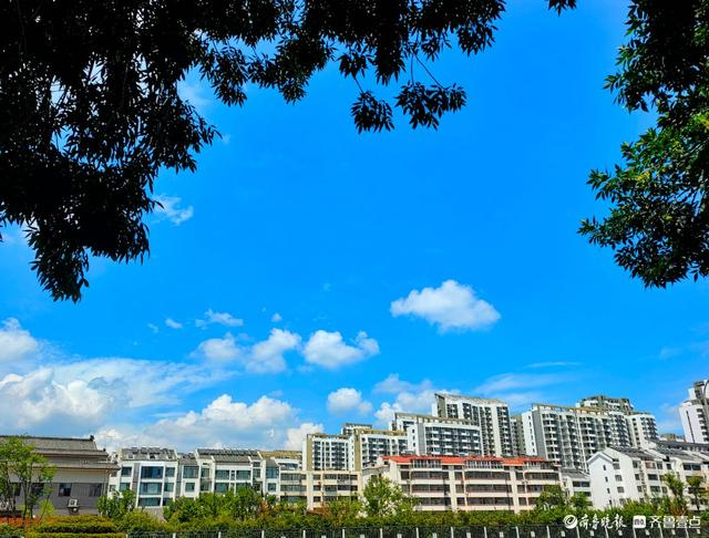 蓝天白云相映衬，魅力尽显赏美景