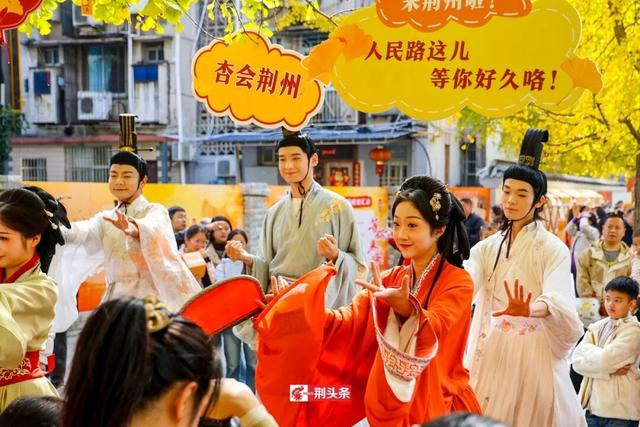 人从众！荆州这条街上“长”满了人……