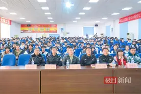 武汉青山公安走进课堂守护青春，共建平安校园图片