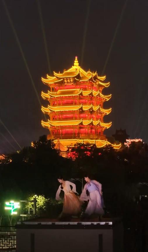 十一假期黄鹤楼下一烧烤店“忙炸了”：下午三点就有人来占位，有顾客愿为等位耗费两小时