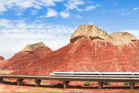 火车穿过丹霞地貌，拍到就是大片！图片