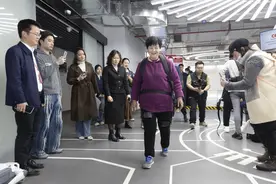 外骨骼机器人帮助银发老人实现轻松爬楼图片