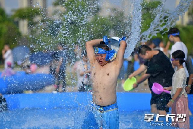 组图丨月亮岛上云南泼水节开泼啦！“逗着云南嘉年华”启幕