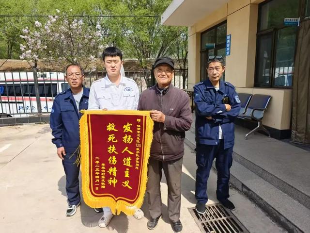 “你扶住了，我抓着你呢！”急救医生于鸿庆的最后时刻：冷静指挥同事自救，最后一个下车