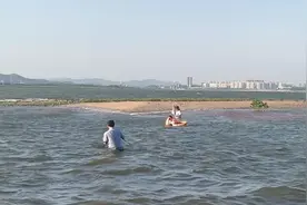 一游客在广西赶海遇涨潮被困沙洲，路人找民警救援图片