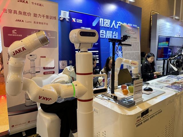 AI的新拐点：具身智能何时迎来属于它的“ChatGPT时刻”？