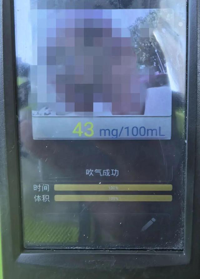 浙江一男子去处理违章，交警感觉他“不太对劲”，突然，现场气氛凝固了起来……