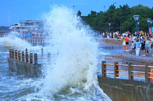 场面壮观！今早，日照海边掀起大浪！