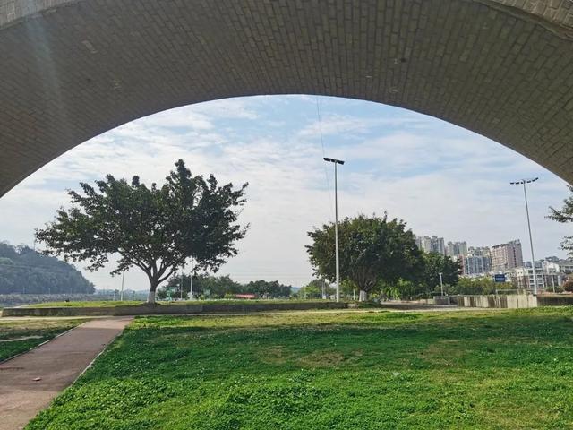 乐游绵阳 清凉一夏 ‖ 三台清凉避暑好去处推荐系列，滨江足球广场：活力一夏，畅玩绿茵间
