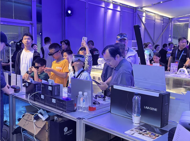 200+款前沿产品汇聚体验店 冰丝带除了比赛还有黑科技｜机器人发展看北京