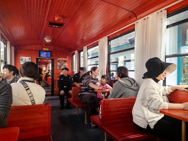 复古绿皮小火车成了遛娃神器！杭州这处新公园“娃山娃海”