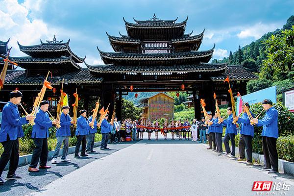 跟着网友游岩脚侗寨：在拦门酒与侗琵琶声里，触摸最鲜活的非遗之美