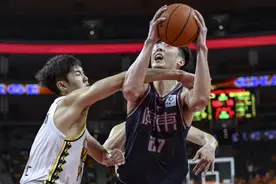宏远大胜广厦取10连胜坐定四强，广州龙狮7连胜锁定季后赛图片