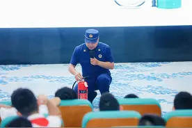 开学第一课  成都高新公安把警车、警犬“搬”到校园图片